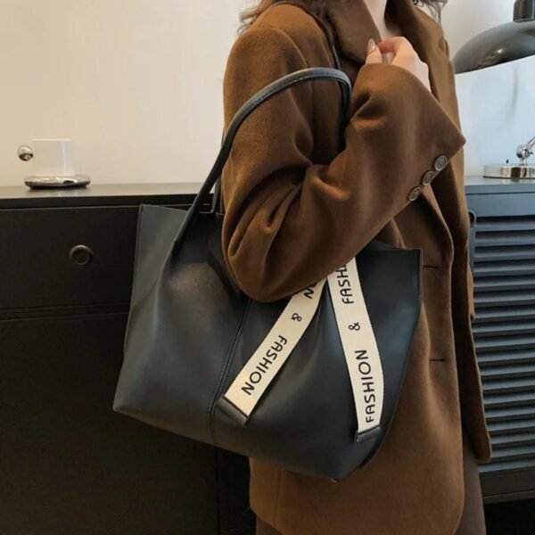 Chic Large Capacity Tote Bag for Women - Fashionable Shoulder Handbag with Polyester Lining - Image 3