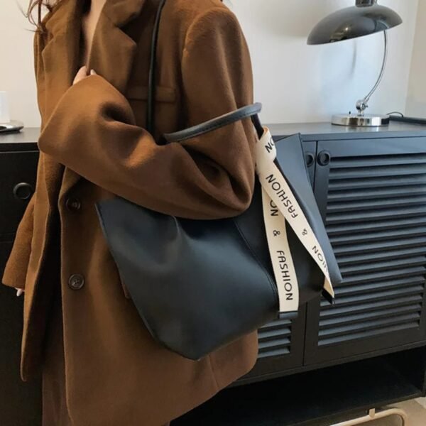 Chic Large Capacity Tote Bag for Women - Fashionable Shoulder Handbag with Polyester Lining - Image 4